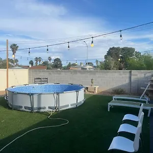 Holiday home Vic's 3 Bedroom 4beds & Pool Centrally Located!